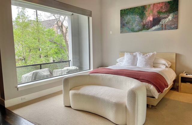 River Oaks Hideaway! Indoor Garden, Fountain, eBikes, Mid&Short Term Rental