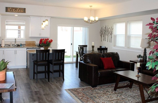 River Park Town House, Unit 201