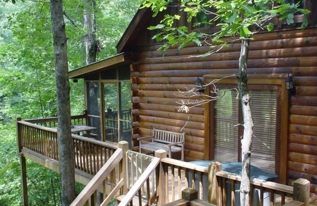 River Rest: Romantic & Relaxing Setting with Hot Tub on a Trophy Trout Stream