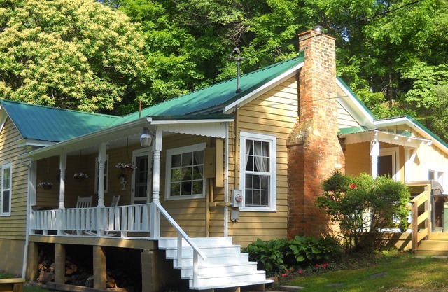 River Retreat with over 700 feet near Marion and Hungry Mother State Park