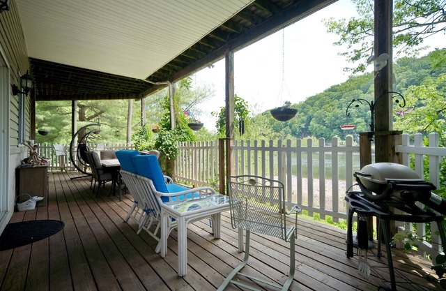 River Retreat with private apartment and deck on the beautiful Delaware River