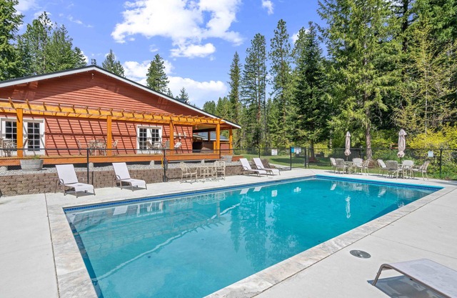 River Road Lodge-Sleeps 16, Hot tub, 2 Fireplaces, Pool Table