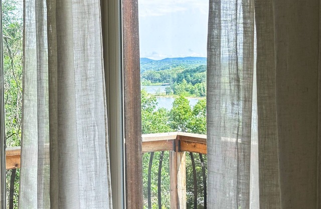 River Run Retreat: Incredible Panoramic Lake Views!