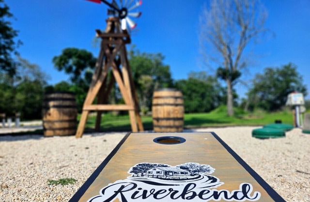 Riverbend Hideaway - 5 Min to Downtown & Tubing