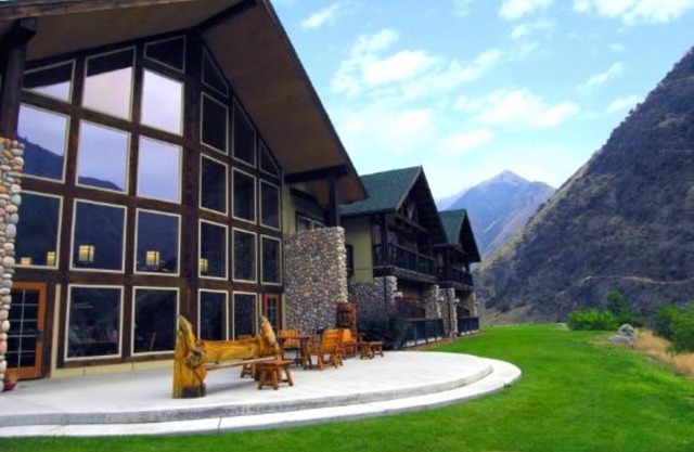 Riverfront 1 Bedroom Suite at Salmon Rapids Lodge