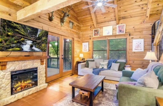 Riverfront Cabin/Large Deck/HotTub/Resort/FirePit