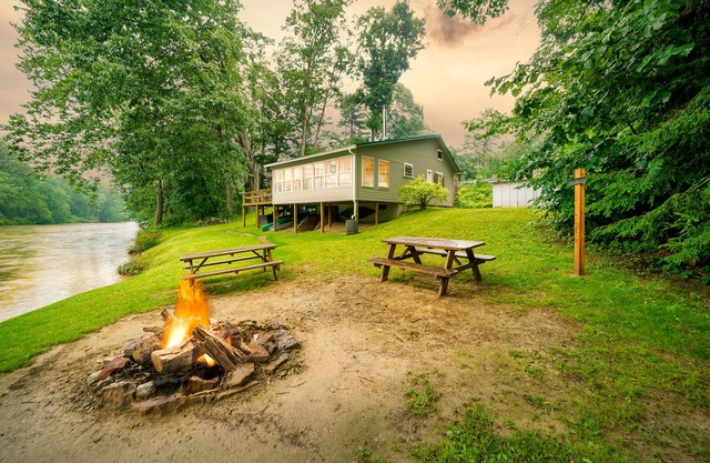Riverfront Cabin ★ Views ★ Quiet ★ Fishing ★ Kayak