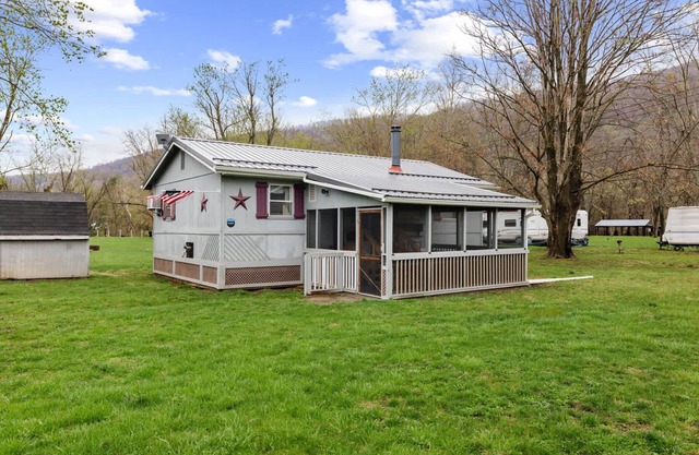 Riverfront Cabin, Wood Stove, Fire Pit & Grill