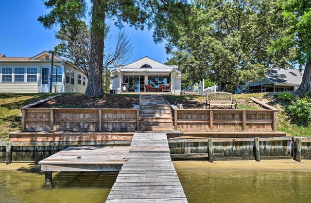 Riverfront Cottage: Fire Pit & Kayaks