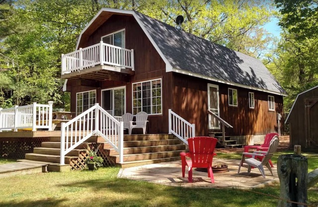Riverfront cottage steps from Lake Michigan and the Dunes at Silver Lake!