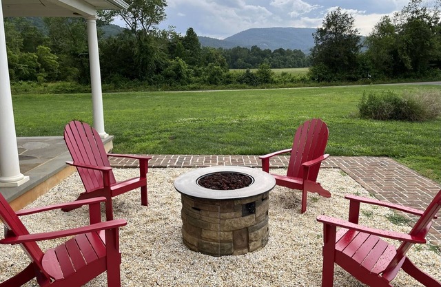 RiverFront Country Home with Blue Mountain Views