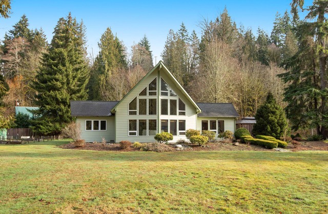 Riverfront dog-friendly oasis with hot tub, firepit & W/D - close to trails