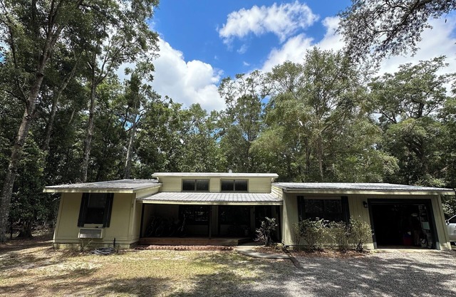 Riverfront Forest Retreat - Near Springs & UF! 3BR/2BA on the Santa Fe River!