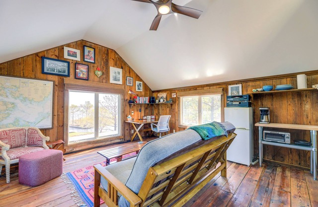 Riverfront Haven: Converted Barn w/Deck in Aurora