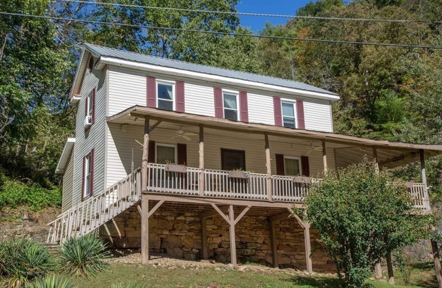 Riverfront/Historic & Charming/Wrap Around Porch