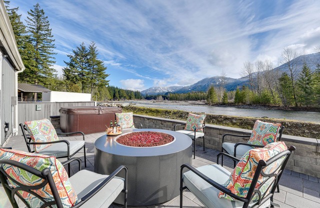 Riverfront Home w/Deck, Near Mount Rainier!