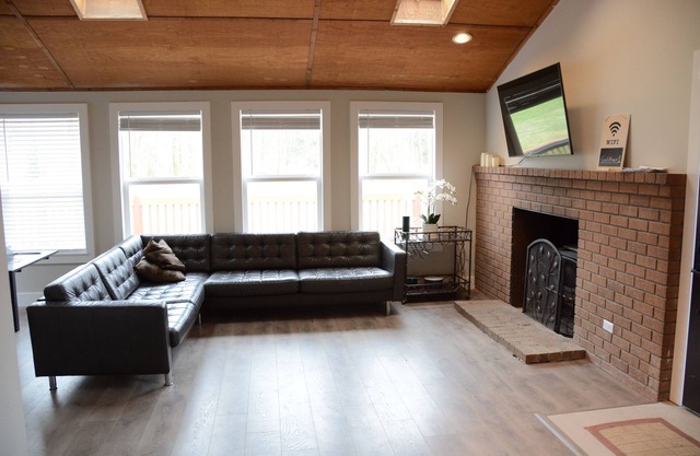 Riverfront House + 2 Acre Land + Wallace River + Private Creek