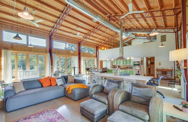 Riverfront Libertyville Retreat w/Outdoor Kitchen