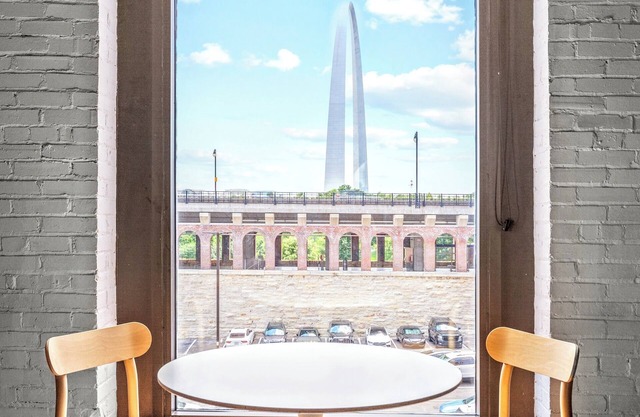 Riverfront Loft - Arch Views - Onsite Fitness Center