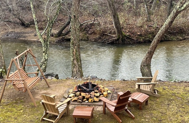 Riverfront Log Cabin with Hot Tub-Tubing on the River, Pet Friendly.