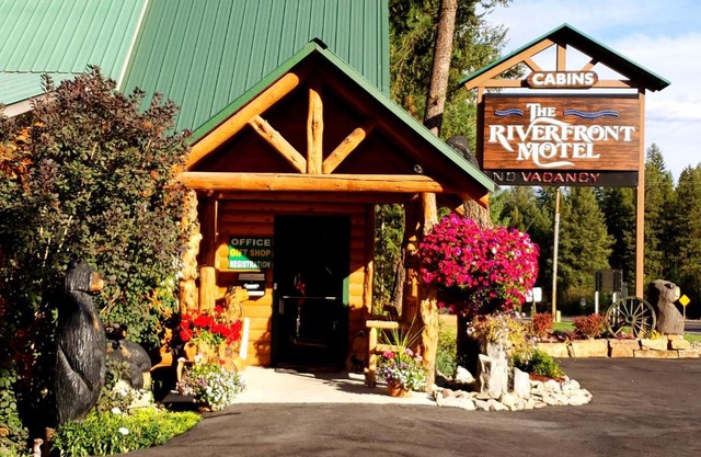 Riverfront Motel & Cabins