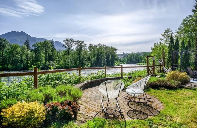 Riverfront Paradise w/Hot Tub-Little River House