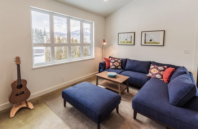Riverfront! Private hot tub and mountain views! Close to the ski hill & town!