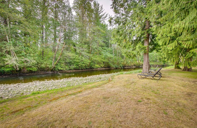 Riverfront Rental w/Deck: 4 Mi to Wallace Falls!