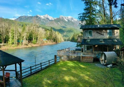 Riverfront Retreat Hot Tub Sauna Yard Gazebo and VIEWS