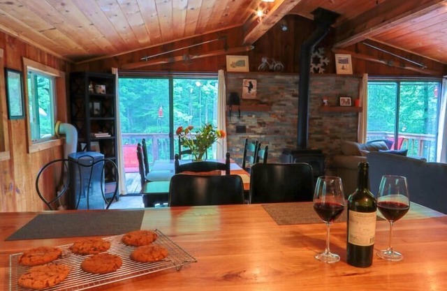 Riverfront vacation, Deck Views and Privacy ! 3 bdrm Riverfront, Pet Friendly!