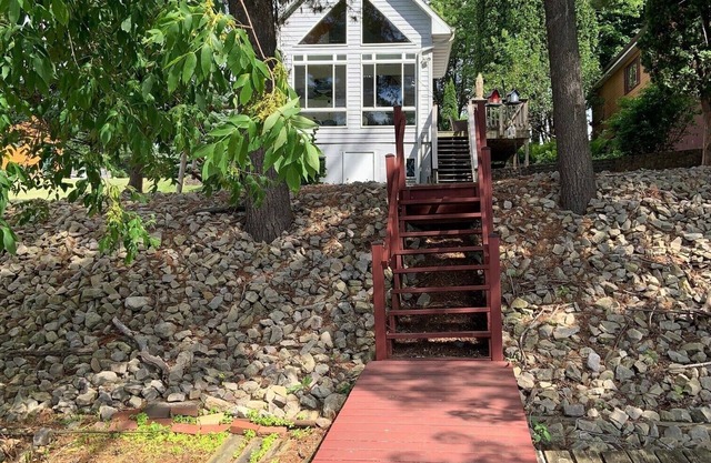Riverfront vacation home with beautiful views and private dock