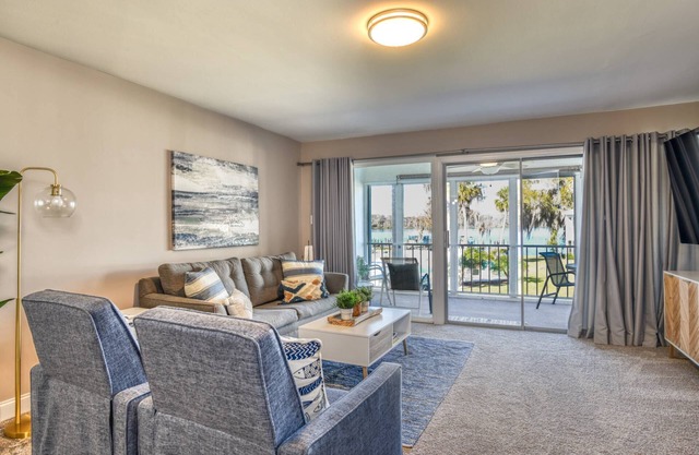 Riverfront Views! Fishing and Boating on the St. John's River, Pool, Boat Slip, All New Furnishings!