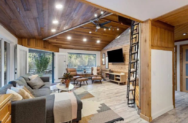 Riverfront views + Hot tub in Luxe Cabinn
