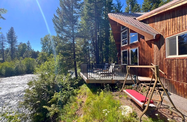 Riverfront, with Hot Tub & Deck Overlooking the River! Sandy beach steps away!