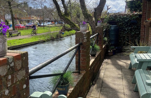 RIVERGEM - RIVERSIDE COACH HOUSE, pet friendly in Winchester