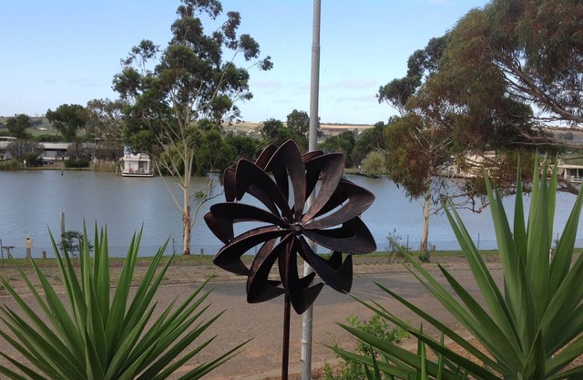 Riverglen retreat, marina frontage, river views, near The Bend Motorsport Park,