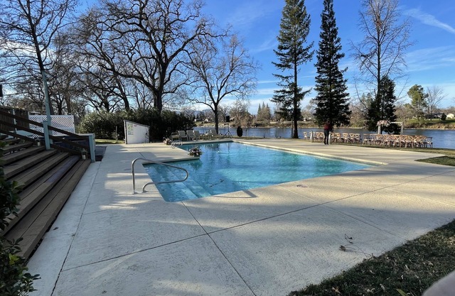 Riverhouse Sanctuary on the Sacramento River — Spa, Pool & Privacy - Sleeps 10