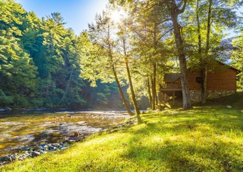 Rivers D Lite - Trout fishing, tubing, kayaking all minutes from Downtown Blue Ridge, GA