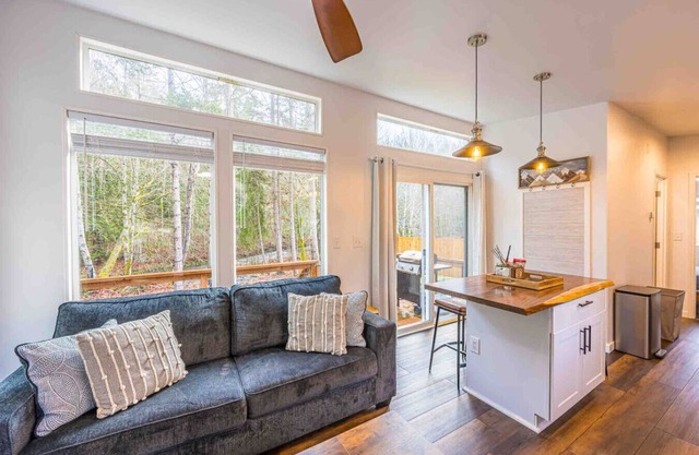 Rivers Edge:river side tiny home