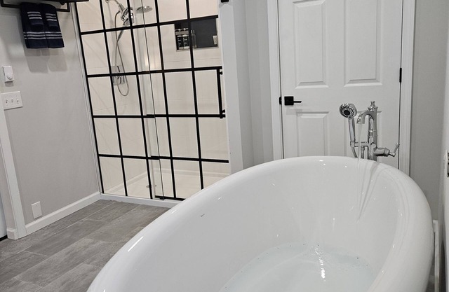 Rivers Edge Unique Newly Renovated River Spa Free-Standing Air Jet Tub retreatn