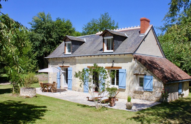 Riverside cottage with large garden.