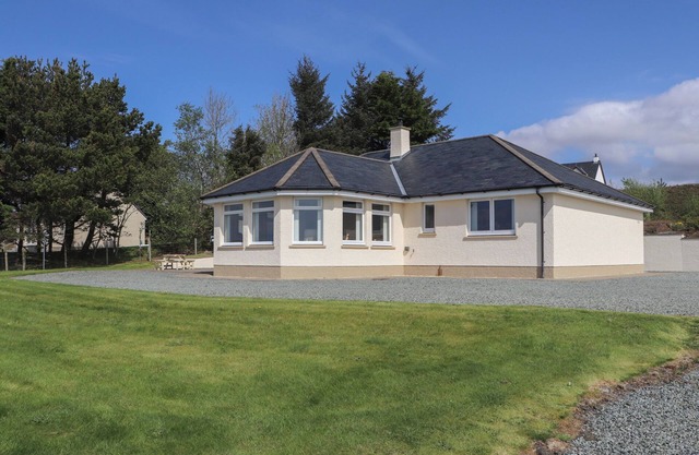 RIVERSIDE COTTAGE, luxury holiday cottage, with open fire in Portree