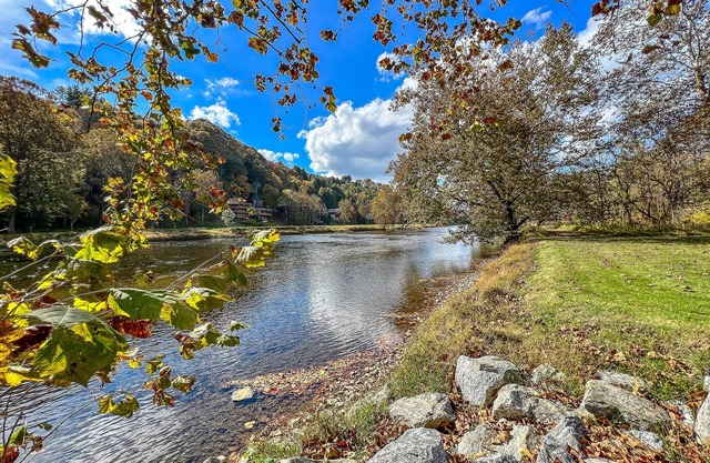 Riverside Escape Too: 4 BR, 2.5 BA Cabin/Bungalow in Piney Creek, Sleeps 8