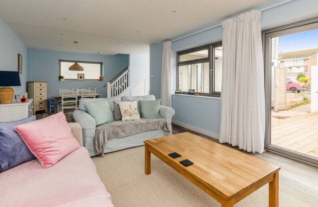 Riverside House - Ideally located with Beach, River and shops.