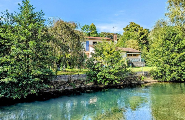 Riverside Retreat: Heated Pool, Tennis, 5 Bedrooms, Private Parking