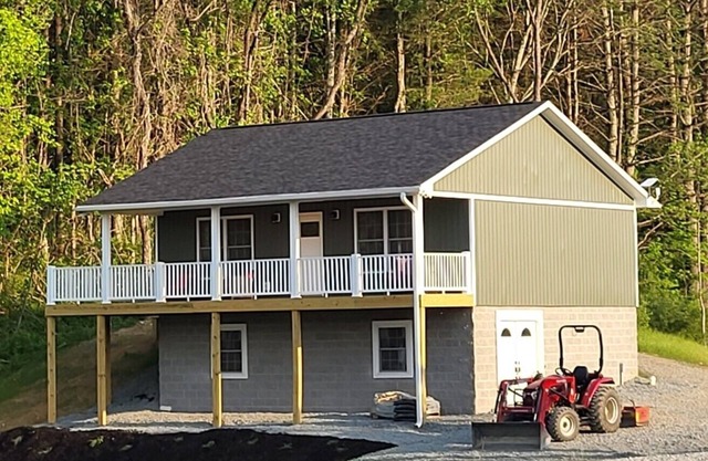 RiverView Cabin 2 Bedroom/1 Bath, Deck w/Hot Tub & Beautiful View/Fire Pit/Grill