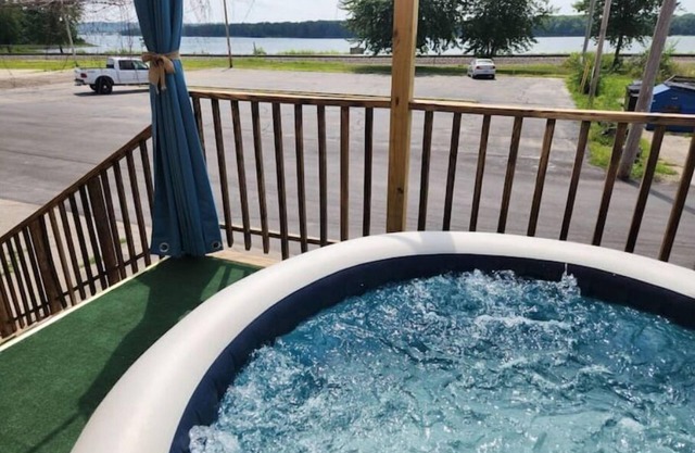 RiverView Lux: 420 Friendly Damage Control, private deck w/hot tub