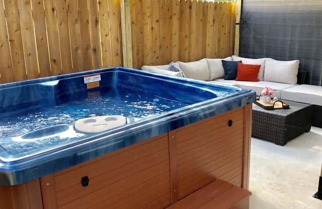 RIVERWALK/ALAMODOME TOWNHOME - WITH HOT TUB & Wood Fire Pit!1 MILE TO RIVERWALK