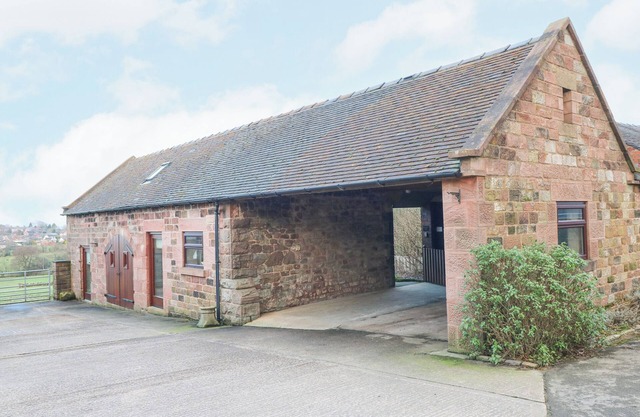 ROACHES VIEW BARN, family friendly, with open fire in Wetley Rocks