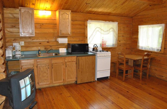 Robin Hill Camping Resort One-Bedroom Cottage 8